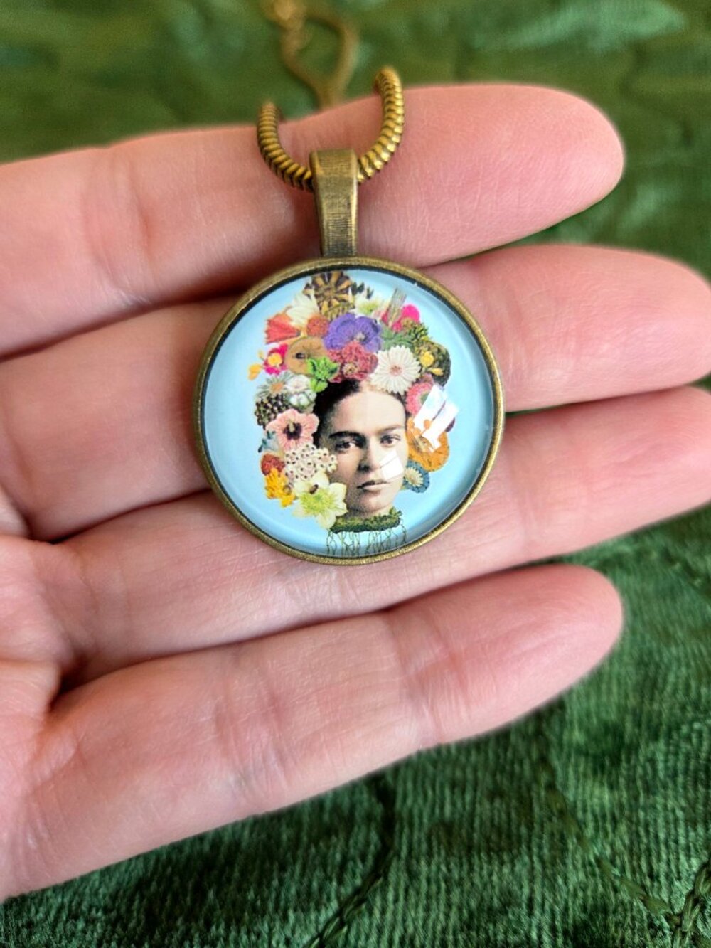 Frida Kahlo Metal Round Pendant - Picture 1 of 4